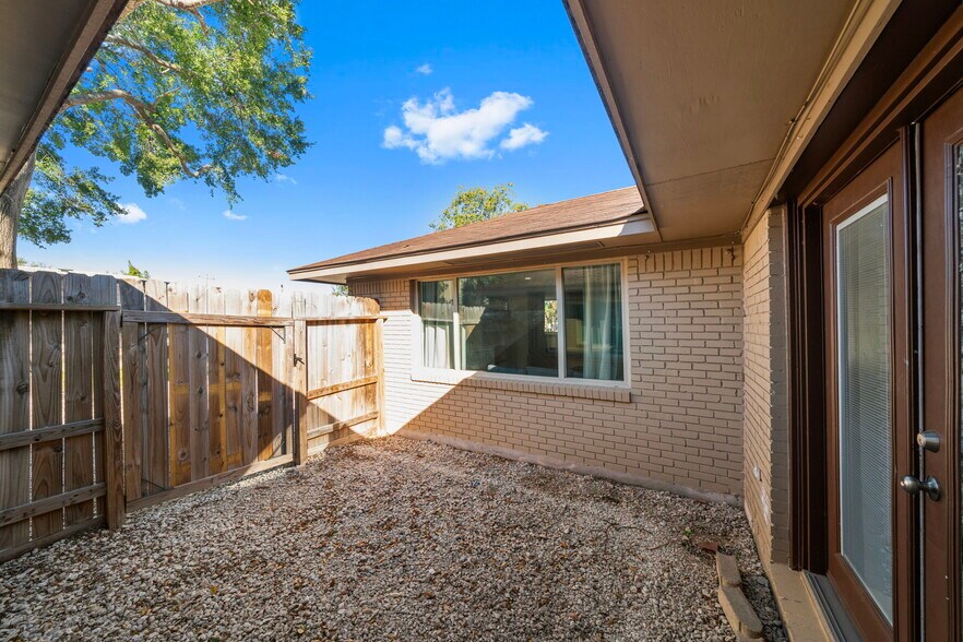 More Photos Of 1723 Campbell Rd, Houston Office Residential For Lease