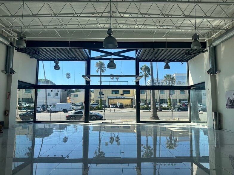 More Photos Of 3212 Santa Monica Blvd, Santa Monica Freestanding For Lease