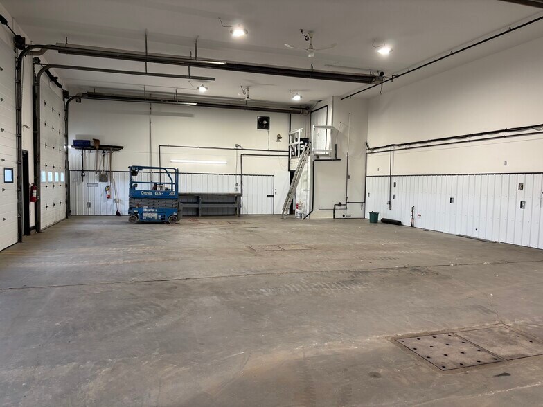 More Photos Of 60 Madison Cres, Spruce Grove Service For Lease