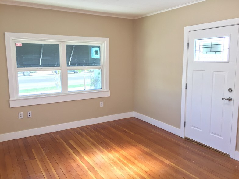 More Photos Of 514 E Bonneville Ave, Las Vegas Freestanding For Lease