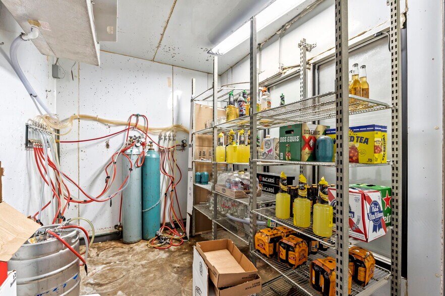 More Photos Of 770 E Franklin St, Huntington Restaurant For Sale