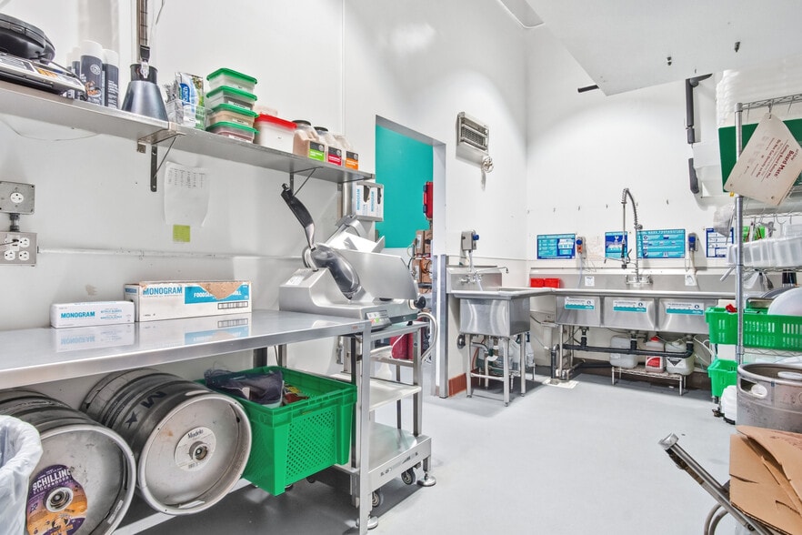 More Photos Of 7631-7631 Edinger Ave, Huntington Beach Apartments For Lease