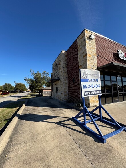 More Photos Of 110 N Jim Wright Fwy, Fort Worth Storefront For Lease
