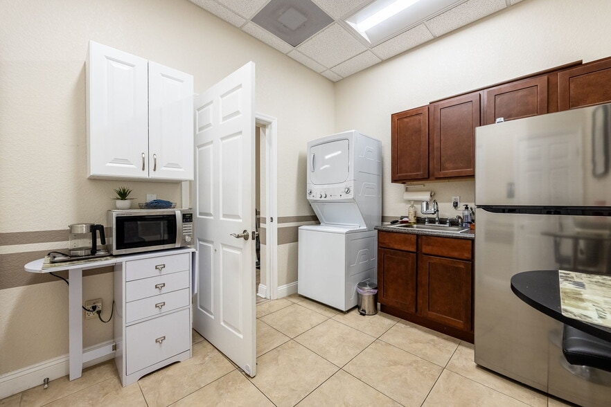 More Photos Of 4966-4968 Royal Gulf Cir, Fort Myers Medical For Sale