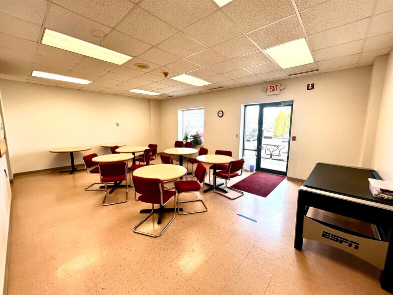 More Photos Of 133-135 Enterprise Dr, Verona Medical For Lease