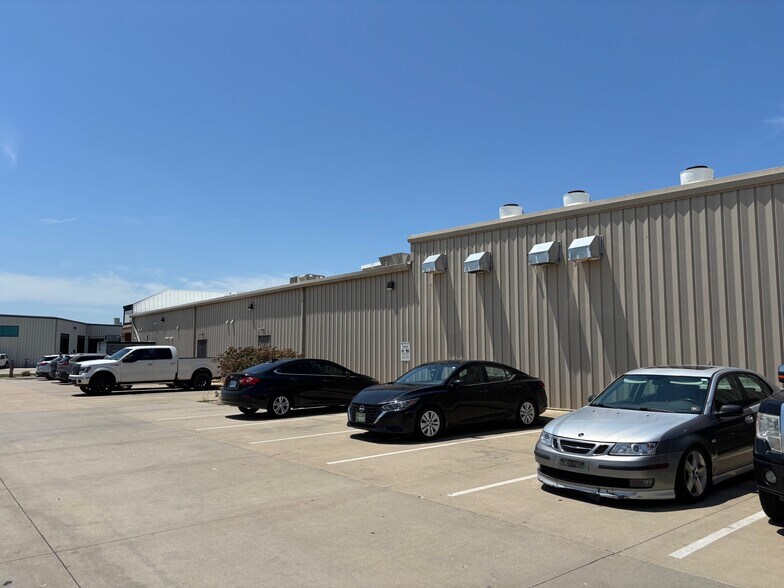 More Photos Of 900 Hayes Dr, Manhattan Storefront For Lease