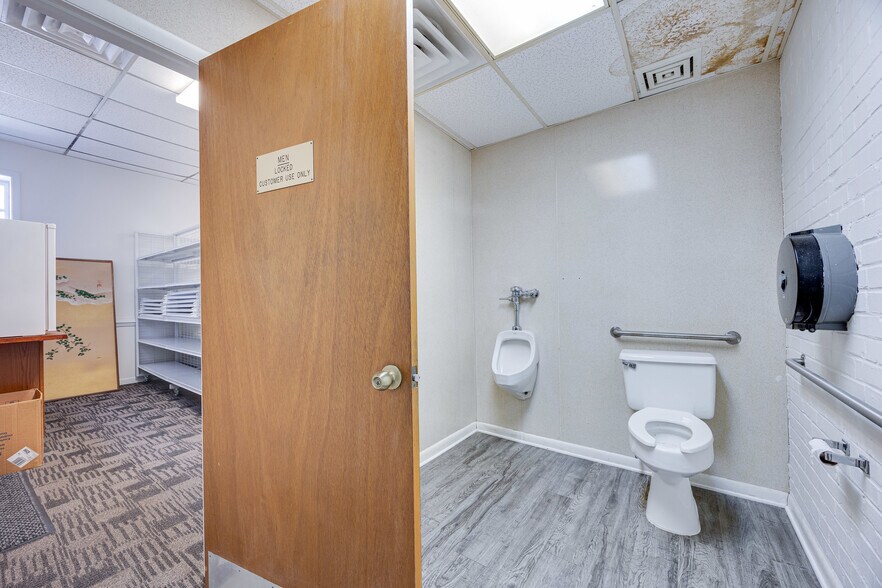 More Photos Of 30 E Main St, Luray Office For Sale