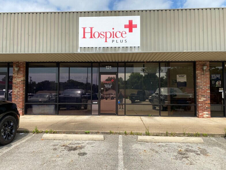 More Photos Of 321 E Spring St, Palestine Unknown For Lease