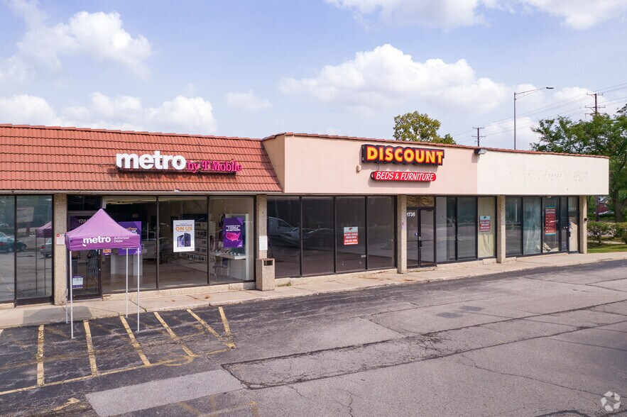 More Photos Of 1736-1790 W Algonquin Rd, Arlington Heights Storefront For Lease