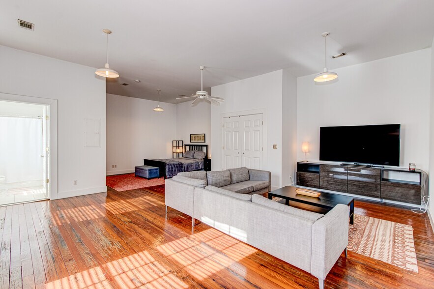 More Photos Of 215 10th St, Augusta General Retail For Sale