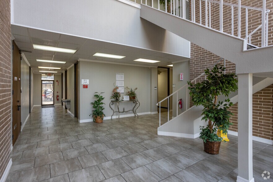 More Photos Of 1506 E Broadway St, Pearland Medical For Lease