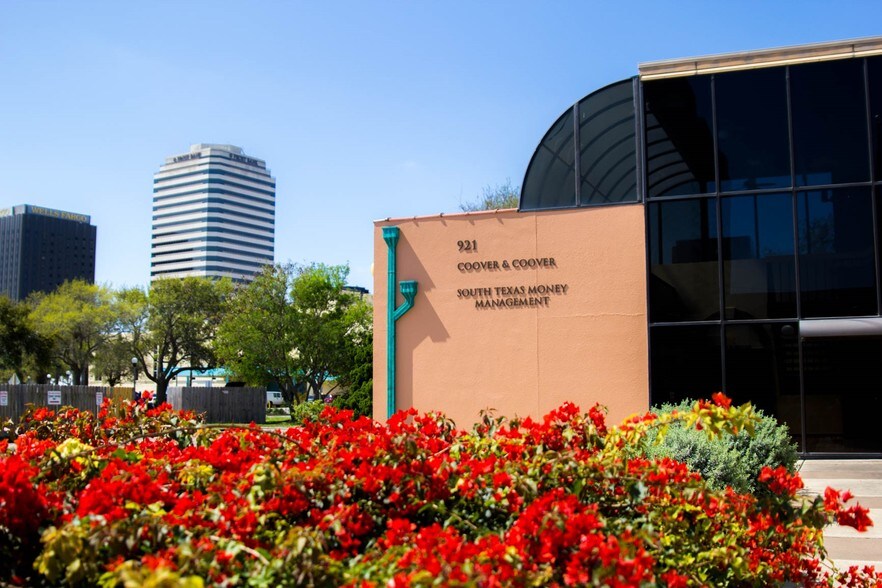 More Photos Of 921 N Chaparral St, Corpus Christi Office For Lease