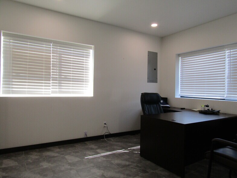 More Photos Of 1324 N Main St, Paris Office For Sale