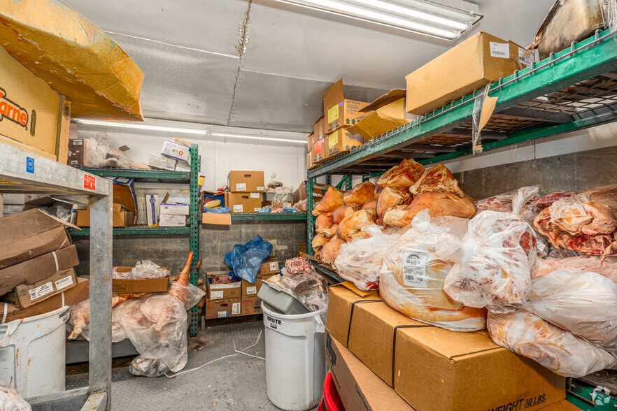 More Photos Of 2420 N Fitzhugh Ave, Dallas Supermarket For Lease