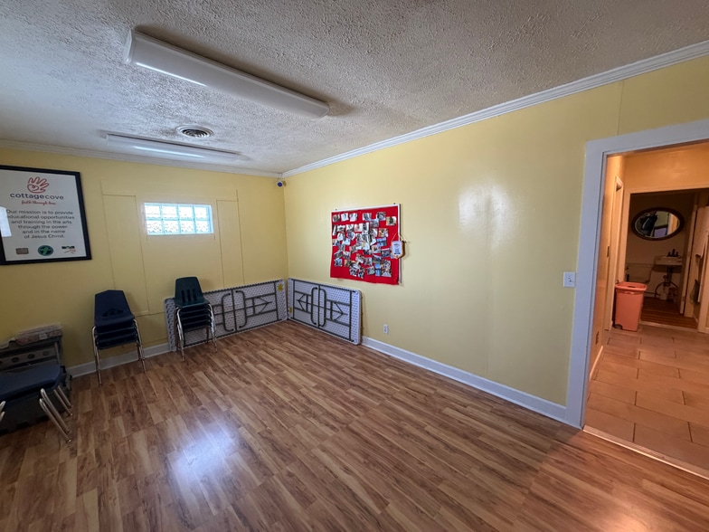 More Photos Of 301 Woodruff St, Madison Office For Sale