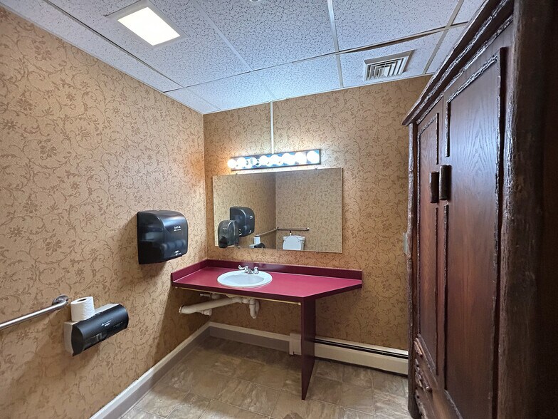 More Photos Of 24 Maple St, Glens Falls Office Residential For Lease