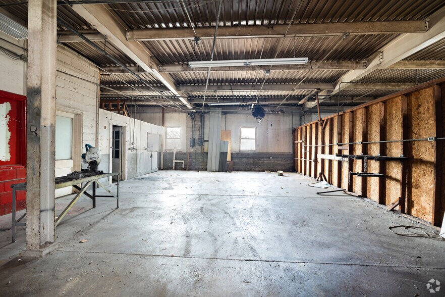 More Photos Of 209 W Main St, Linn Warehouse For Sale