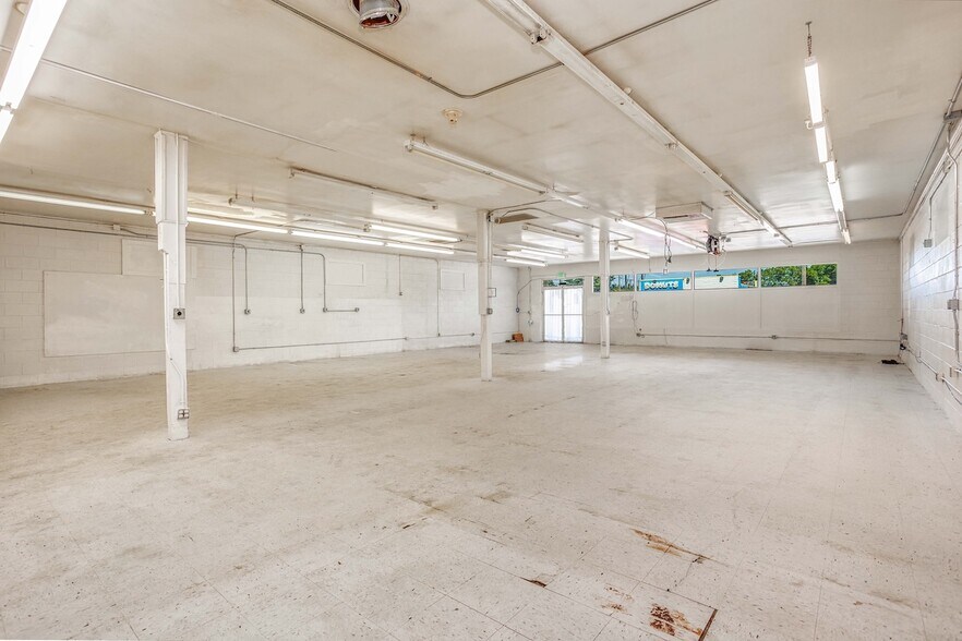 More Photos Of 10234 NE Glisan St, Portland Freestanding For Lease