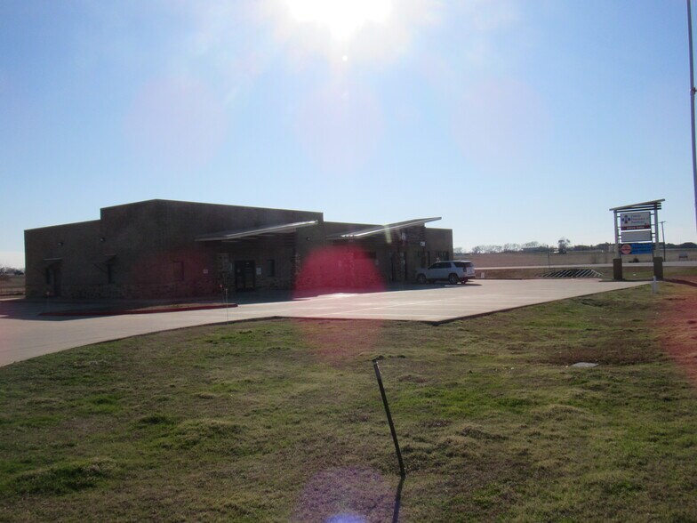 More Photos Of 595 W FM 120, Pottsboro Office For Lease