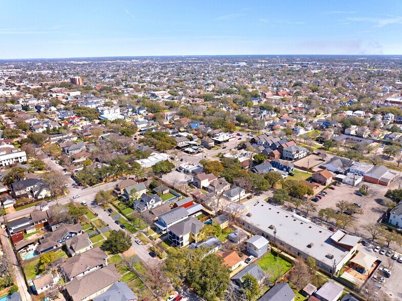 More Photos Of 1333-1335 Yale St, Houston General Retail For Sale