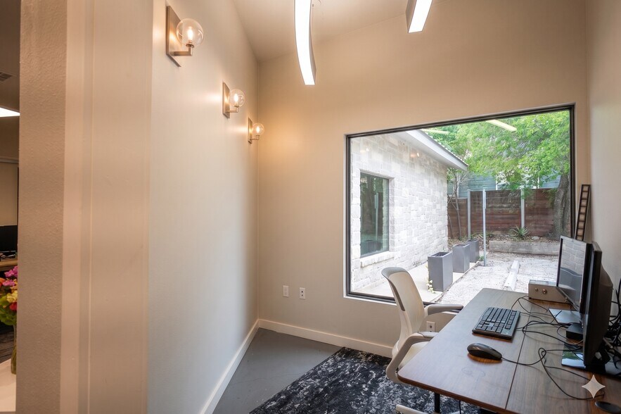 More Photos Of 612 Winflo Dr, Austin Office For Lease