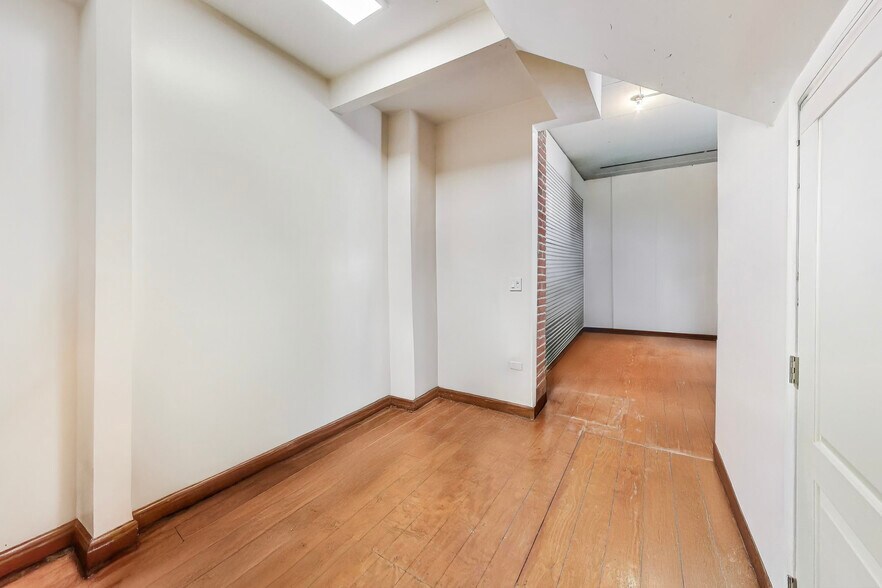 More Photos Of 918 N Ashland Ave, Chicago General Retail For Lease