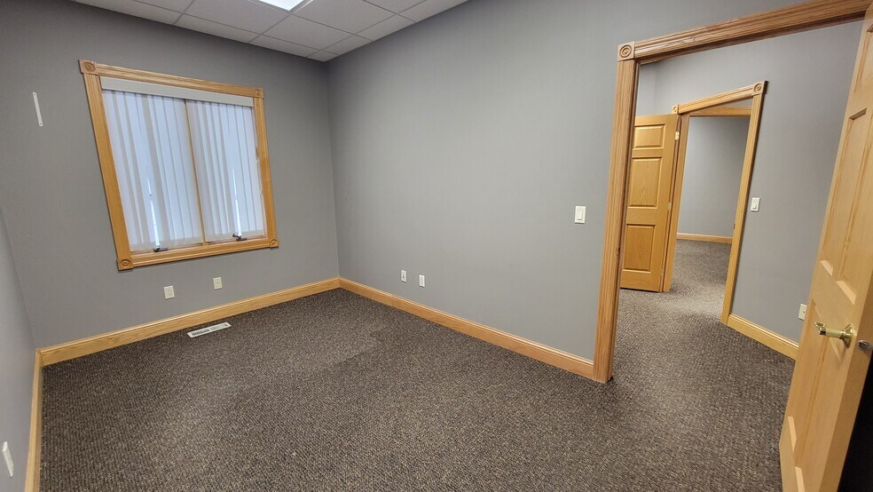 More Photos Of 1881 NW Station Parkway, Andover Office Residential For Lease