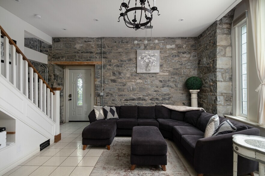 More Photos Of 8 Starr Pl, Kingston Hospitality For Sale