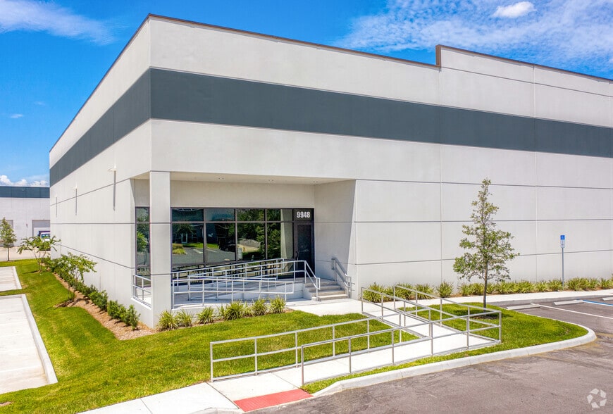 More Photos Of 9940 Currie Davis Dr, Tampa Unknown For Lease