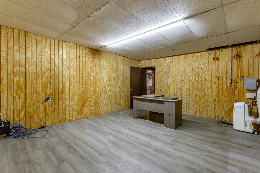 More Photos Of 406 4th Ave, Dalton Manufacturing For Lease