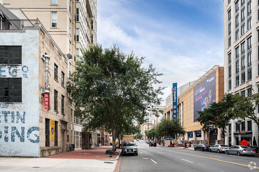 More Photos Of 717 6th St NW, Washington Bar For Lease