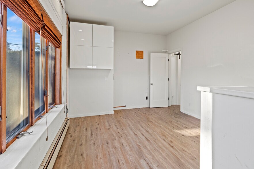 More Photos Of 42 Herb Hill Rd, Glen Cove Flex For Lease