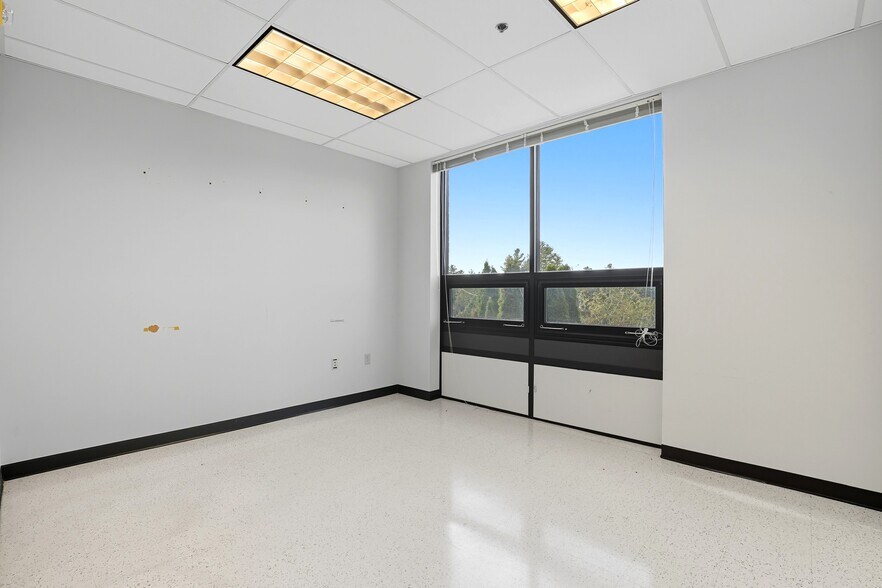 More Photos Of 25 Manchester St, Merrimack Loft Creative Space For Lease