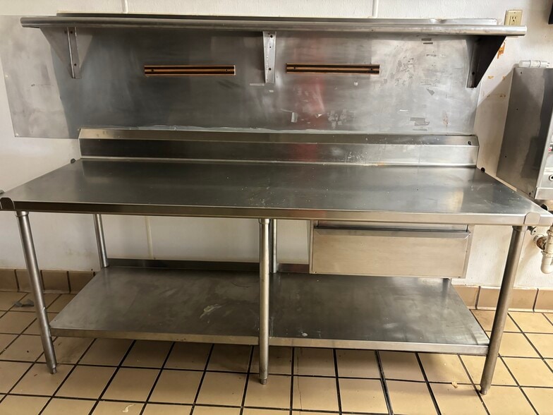 More Photos Of 210 N Lewis Ave, Oglesby Restaurant For Lease