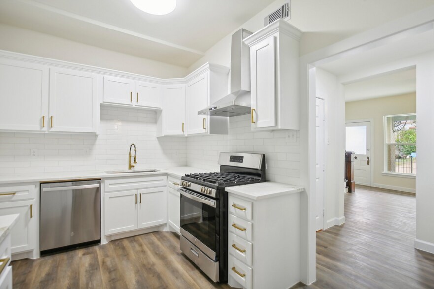 More Photos Of 108 W 10th 1/2 St, Houston Storefront Retail Office For Sale