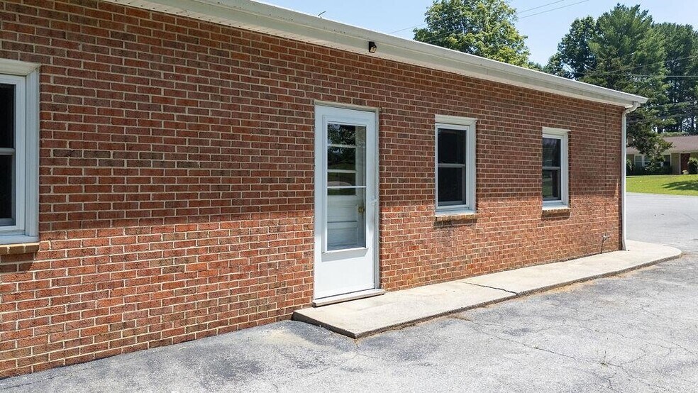 More Photos Of 555 MT Torrey Rd, Lyndhurst Post Office For Sale