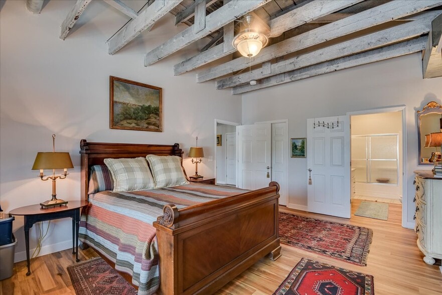 More Photos Of 114 W 6th St, Waynesboro Showroom For Sale