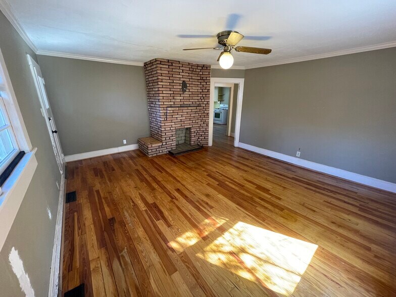 More Photos Of 1015 Canton St, Roswell General Retail For Sale