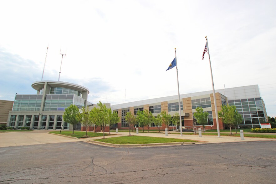 More Photos Of 377 W River Woods Pky, Milwaukee Medical For Lease