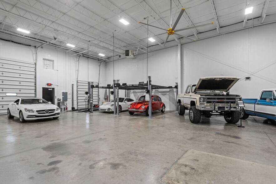 More Photos Of 3455 Centerpoint Dr, Grove City Warehouse For Lease