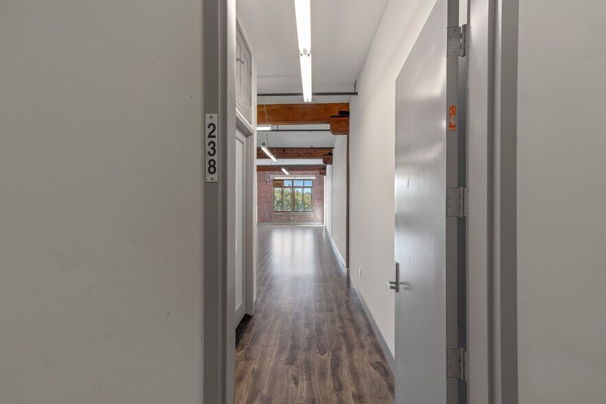 More Photos Of 2079 E 15th St, Los Angeles Flex For Lease