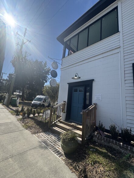 More Photos Of 20 Calhoun St, Bluffton Storefront Retail Residential For Lease