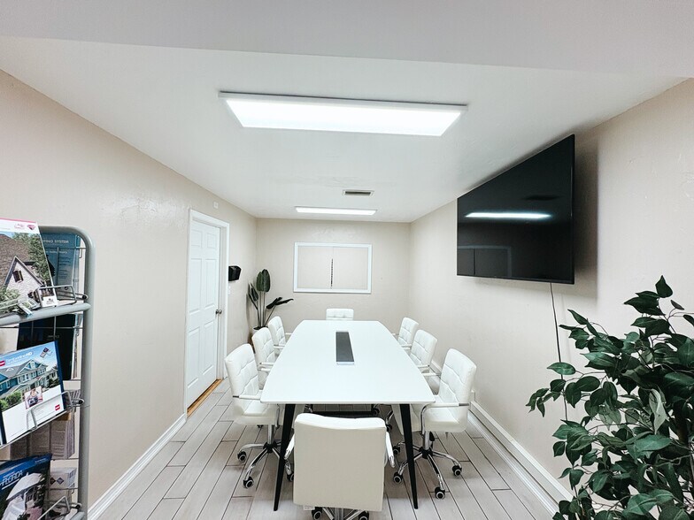 More Photos Of 12165 Metro Pky, Fort Myers Light Manufacturing For Lease