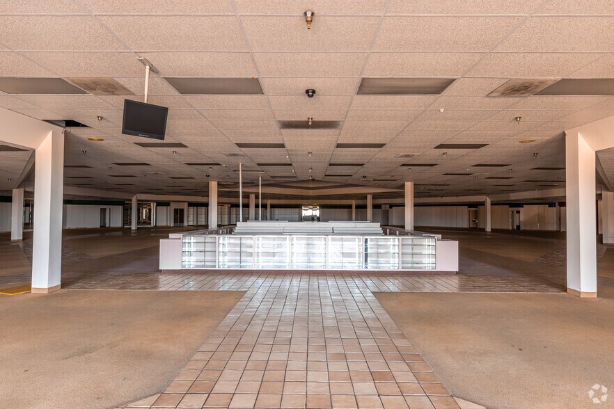 More Photos Of 423-593 Interstate 30, Rockwall Unknown For Lease