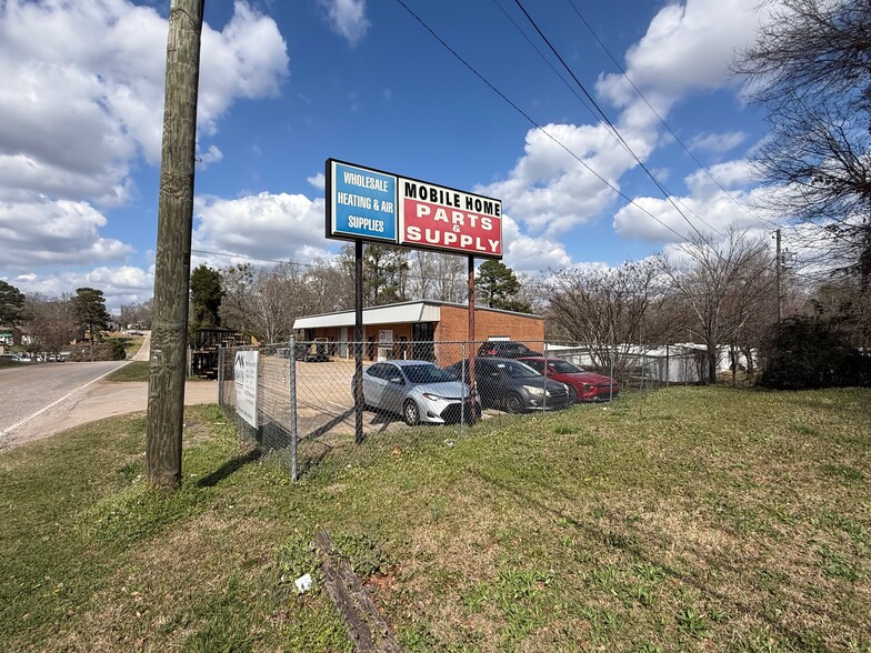 More Photos Of 1601 Spring Dr, Opelika Showroom For Lease