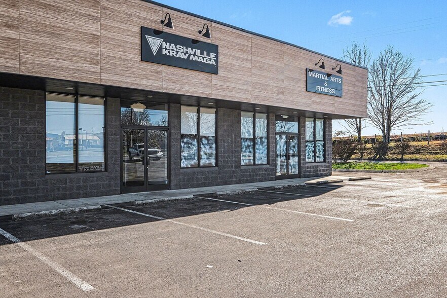More Photos Of 2504 Hospitality Ln, Columbia Storefront For Lease