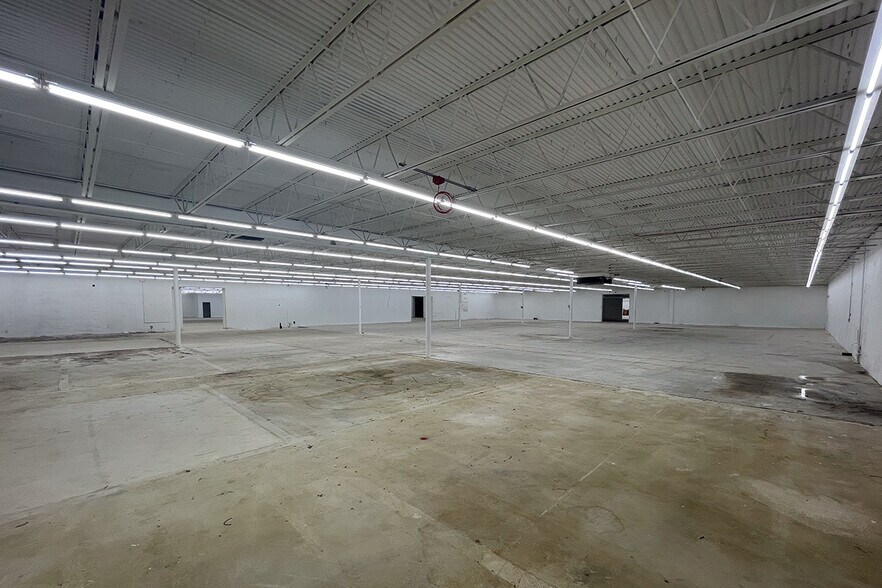More Photos Of 3601 SE Dixie Hwy, Stuart Warehouse For Lease