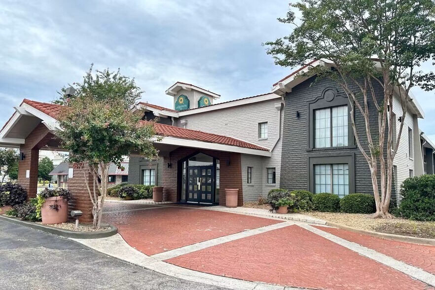 More Photos Of 4870 University Dr NW, Huntsville Hotel For Sale