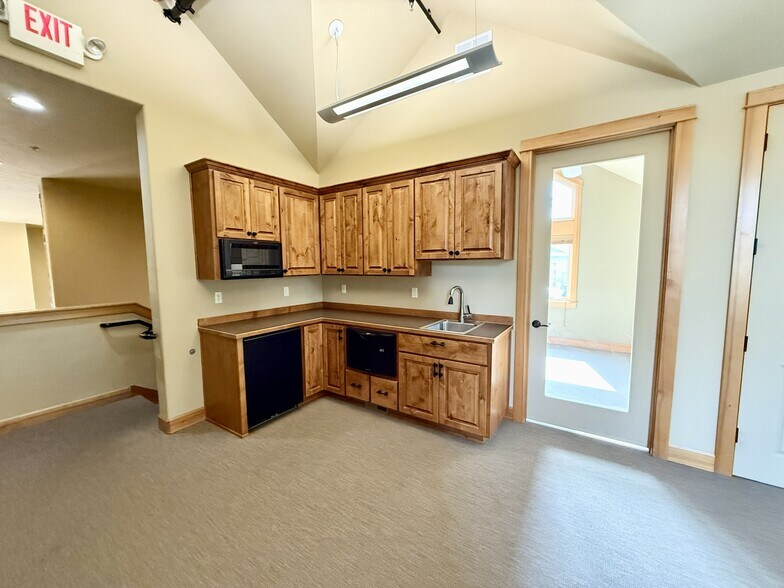 More Photos Of 593 NW York Dr, Bend Office For Lease