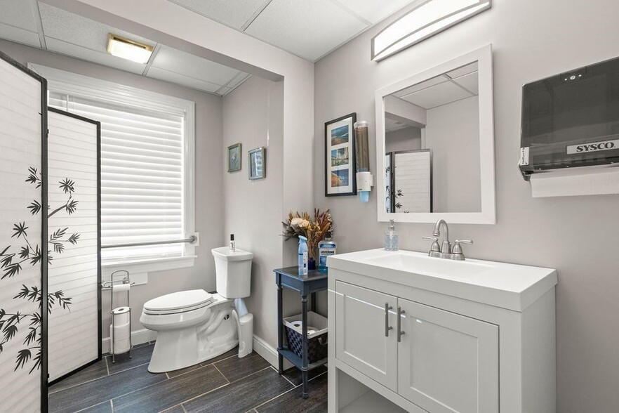 More Photos Of 258 Edgartown Vineyard Haven Rd, Edgartown Medical For Sale
